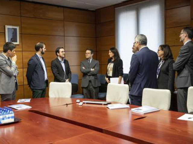 España: Alberto Garzón Espinosa visitó las dependencias de la DGOJ