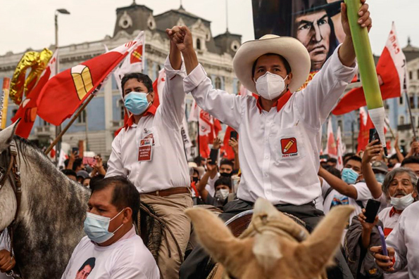 Perú elegirá su destino entre los extremos de izquierda y derecha