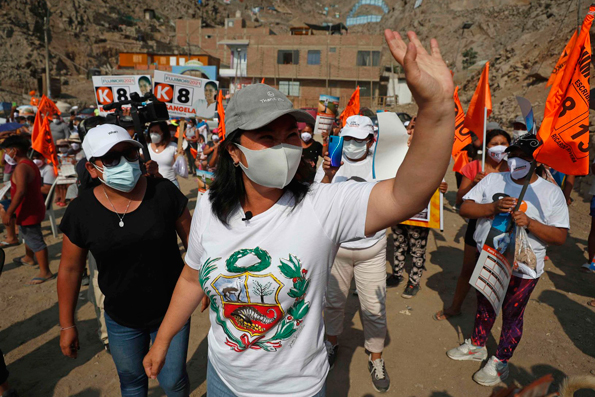Perú elegirá su destino entre los extremos de izquierda y derecha