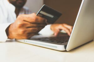 Hombre pagando online con su tarjeta de crédito - fuente: unsplash
