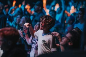 Jóvenes en un concierto - Unsplash