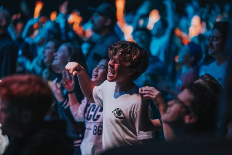 Jóvenes en un concierto - Unsplash