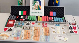 La policía confiscó el mobiliario de juego usado en las partidas y 1.820 euros en efectos.
