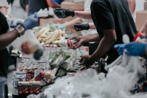 Una persona repartiendo alimentos - Joel Muniz para Unsplash