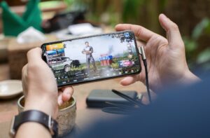 Un hombre jugando con su teléfono móvil - Unsplash