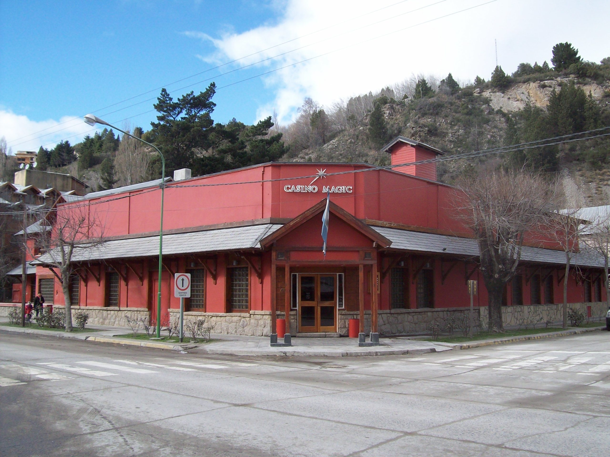Fachada del Casino Magic San Martín de los Andes