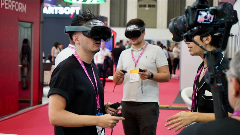 Asistentes al booth de Land Vegas en SBC Summit Barcelona 2023
