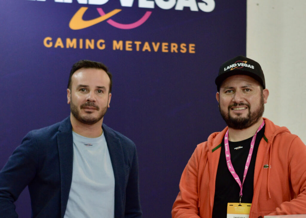 Hans Peters, CBO de Land Vegas; y David Fica, Fundador y CEO de Land Vegas. Juntos en el stand de Land Vegas en SBC Summit Barcelona 2023