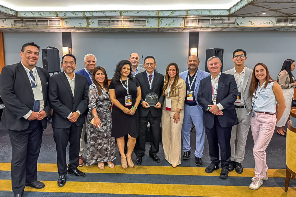 Perú hace historia: Yuri Guerra del MINCETUR recibe el premio "Regulador del Año 2025" de IMGL